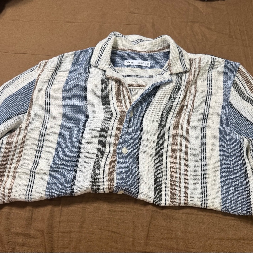 Zara Men’s Textured Knit Sweater in Blue and Cream